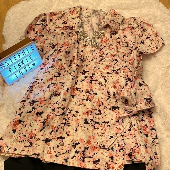 VAN Heusen Wrap Around Top. Fun field full of flowers 🌸 print. Size XL - Picture 3 of 10